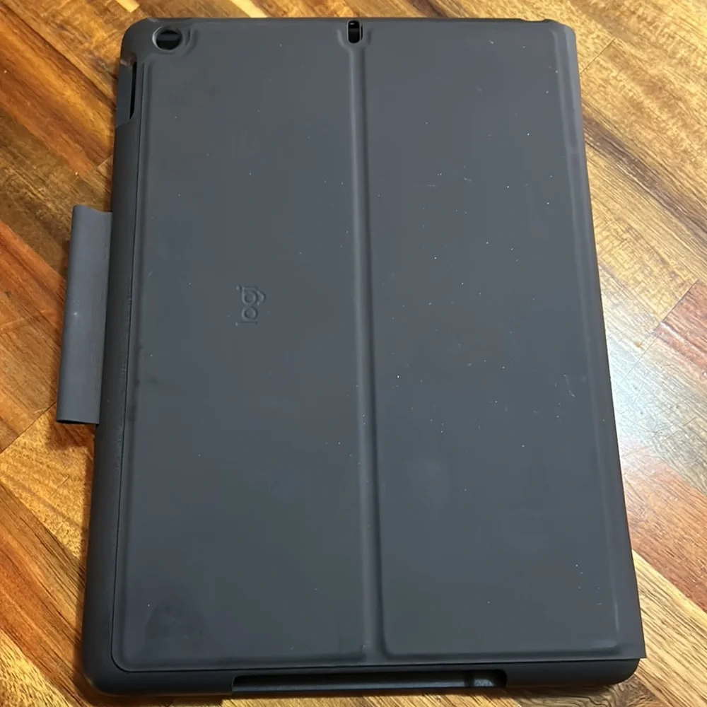 Logitech iPad (7th & 8th generation) case with integrated Bluetooth Keyboard